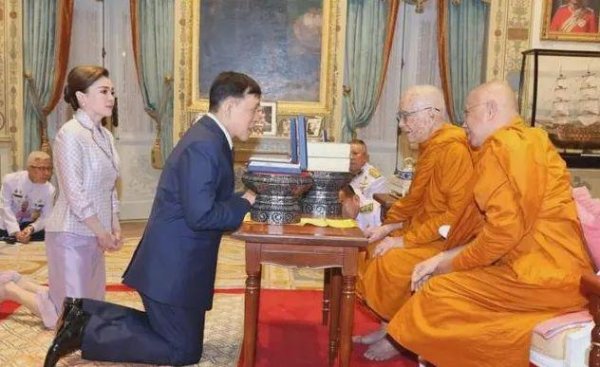 盈胜优配 泰国王室三人行，玛哈深爱两人，苏提达和诗妮娜私下塑料姐妹花？